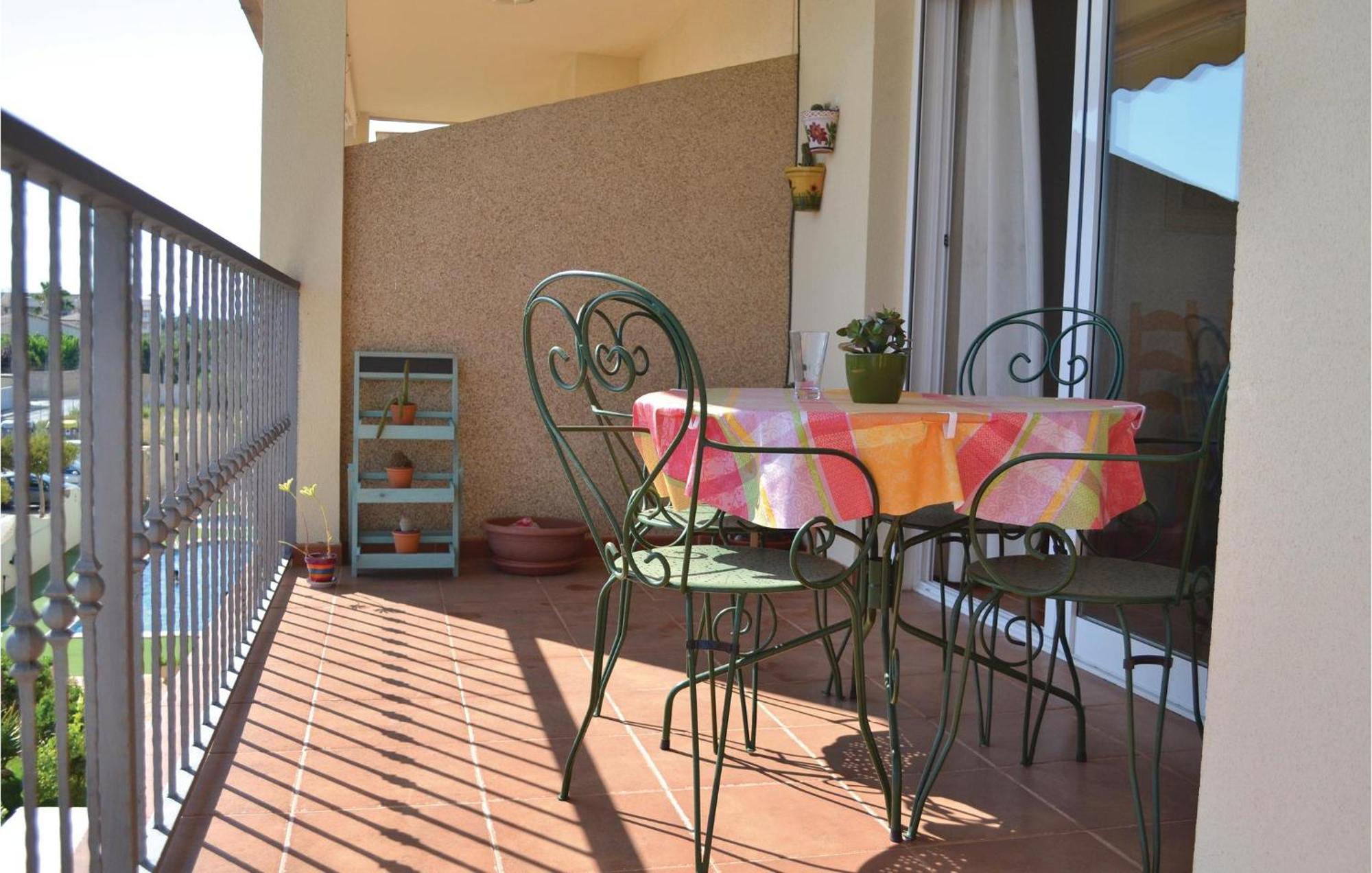 2 Bedroom Awesome Apartment In Vinarós Buitenkant foto